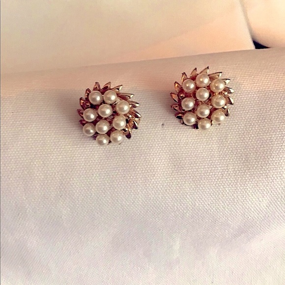 VINTAGE CLIP ON EARRINGS CLASSIC LOOK WITH BLACK - Picture 1 of 3